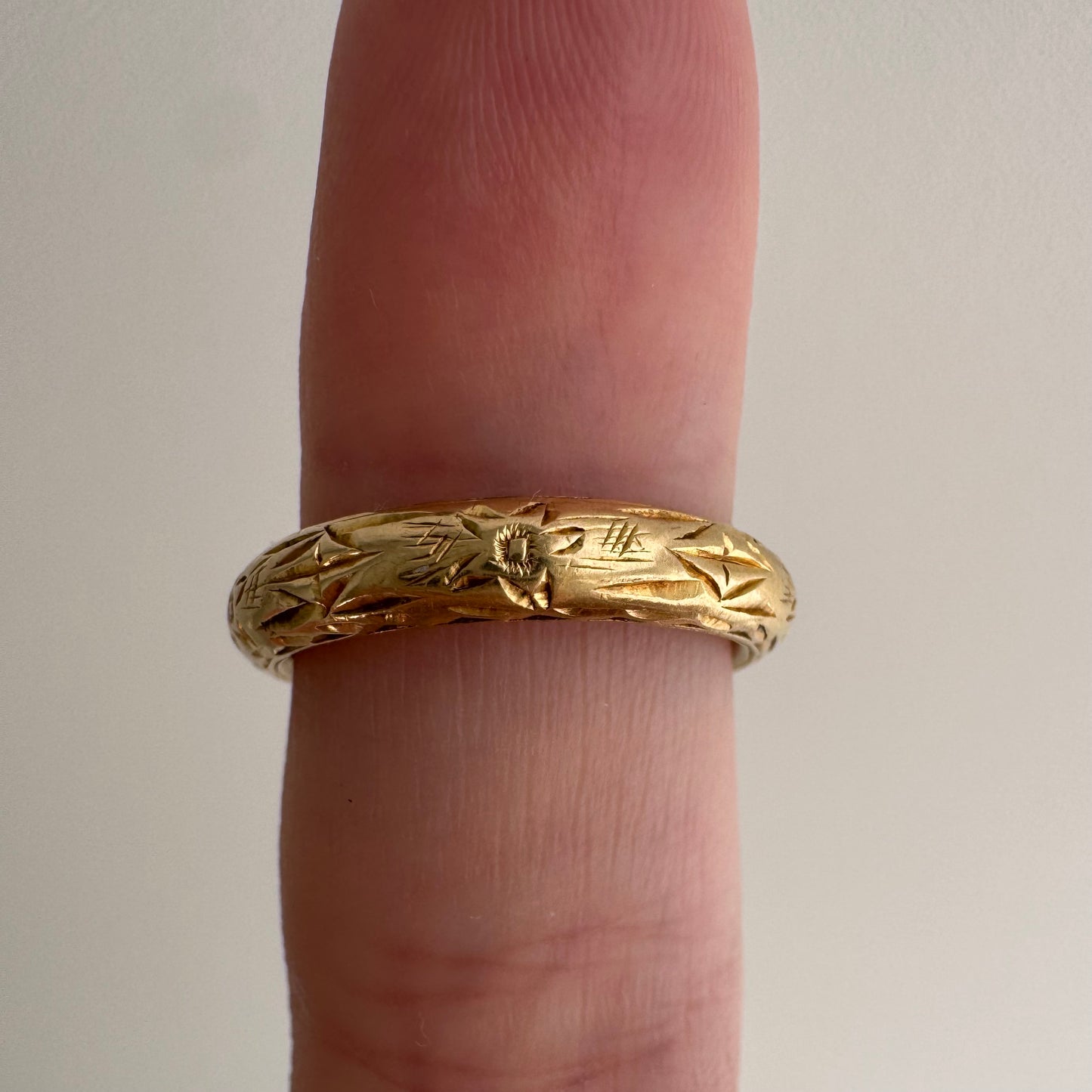A N T I Q U E // best blooms / 18k floral engraved eternity donut band / size 4.75