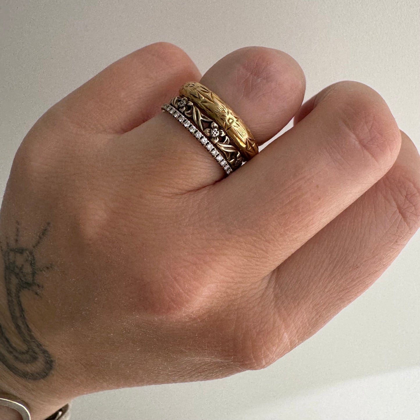 A N T I Q U E // best blooms / 18k floral engraved eternity donut band / size 4.75