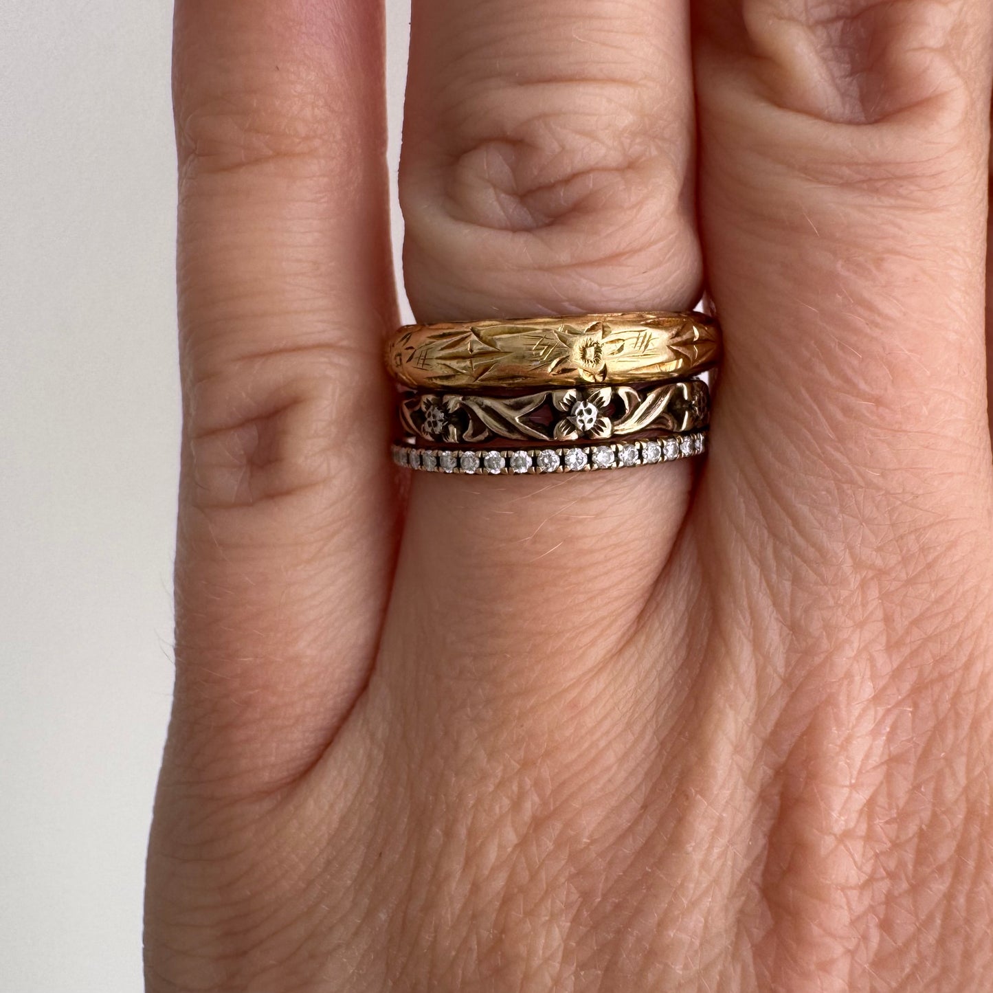 A N T I Q U E // best blooms / 18k floral engraved eternity donut band / size 4.75