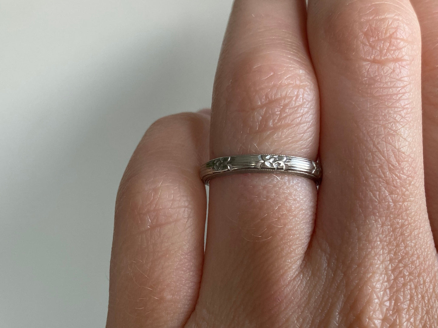 V I N T A G E // white gold daisy chain / solid 14k white gold floral patterned wedding band / size 5.5