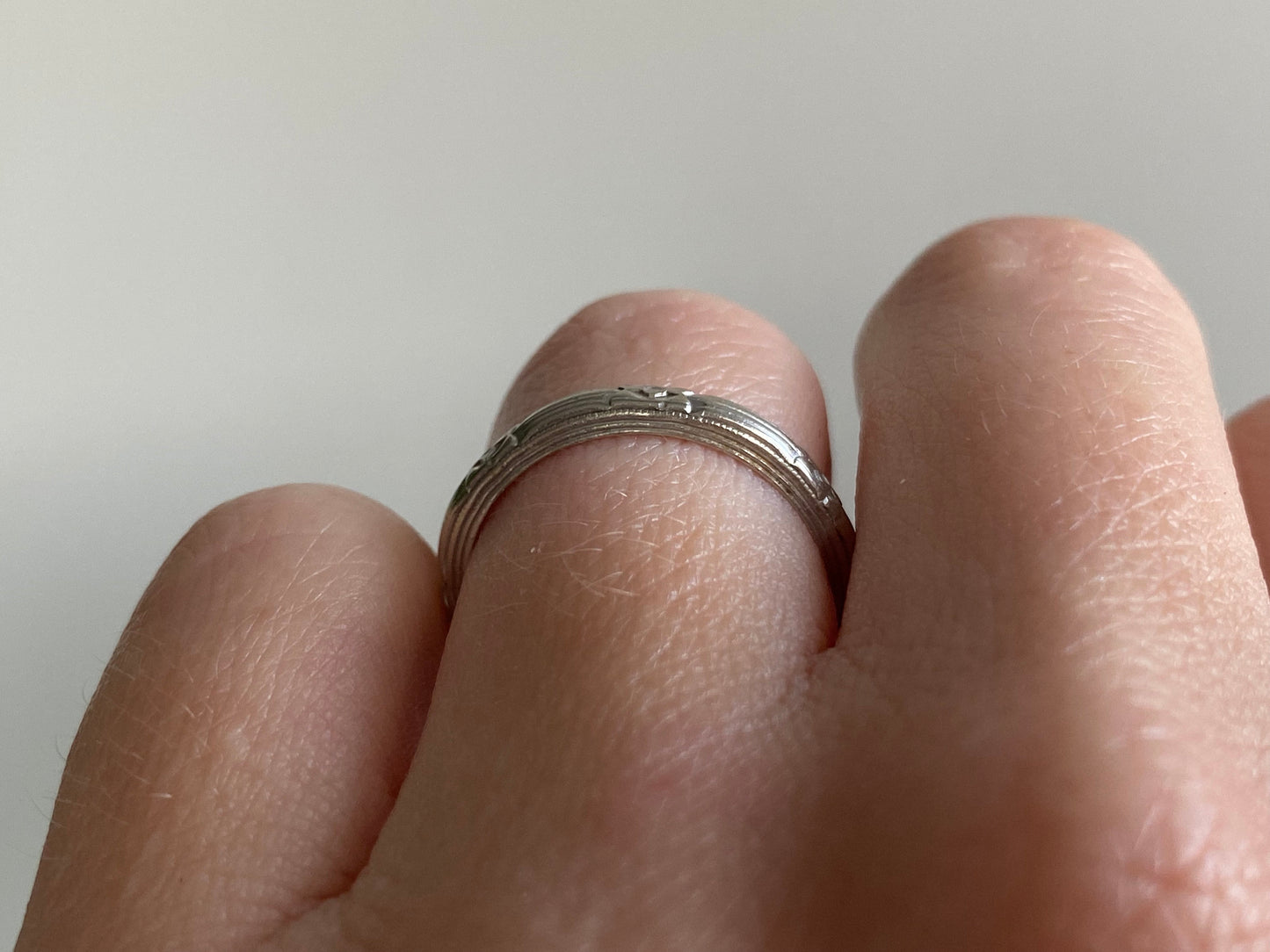 V I N T A G E // white gold daisy chain / solid 14k white gold floral patterned wedding band / size 5.5