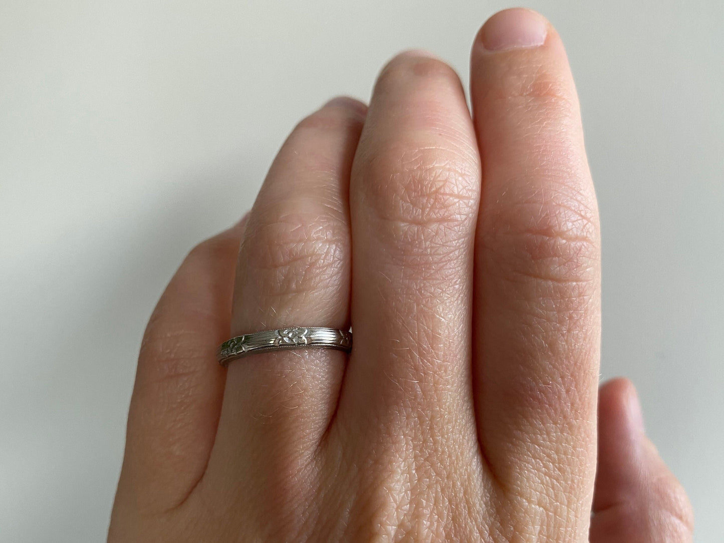 V I N T A G E // white gold daisy chain / solid 14k white gold floral patterned wedding band / size 5.5